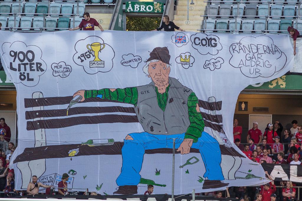 Mr_Amarant's tweet photo. Left: Last game ÖIS (upper class) tried to make fun of GAIS by mocking homeless people. 
Right: Tonight's response from GAIS :) https://t.co/4Rxmb509Jv