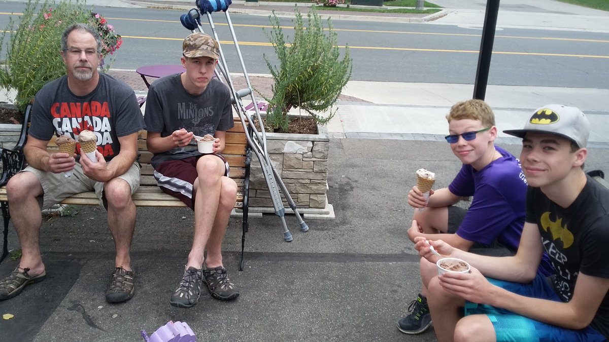 2bcsdzw's tweet photo. End of summer tradition! #kawarthaicecream https://t.co/ejPTobW8El