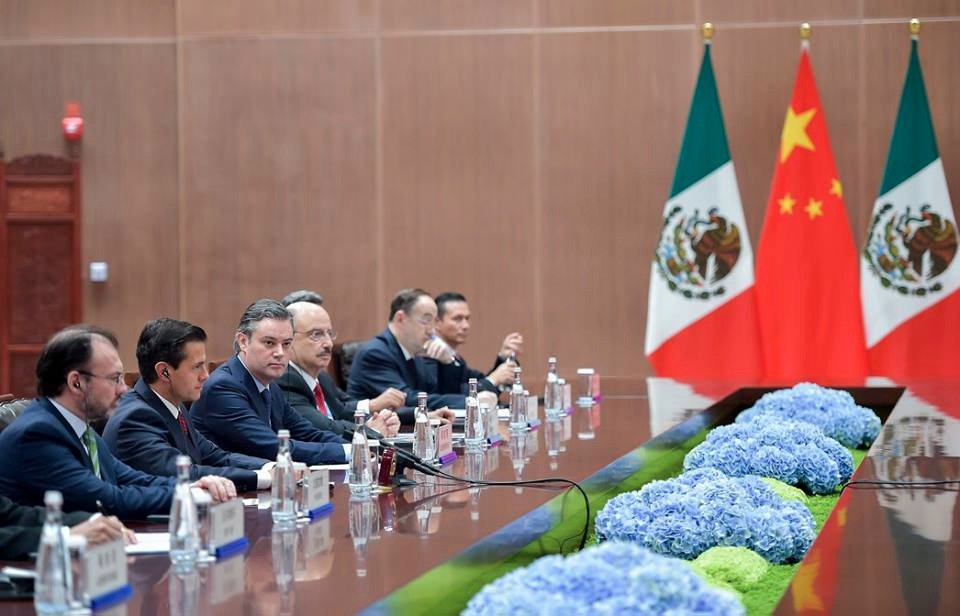 aurelionuno's tweet photo. Acompaño al Presidente @EPN en visita a Xiamen, China, para compartir avances del #NuevoModeloEducativo. https://t.co/Azft2CGzZ0
