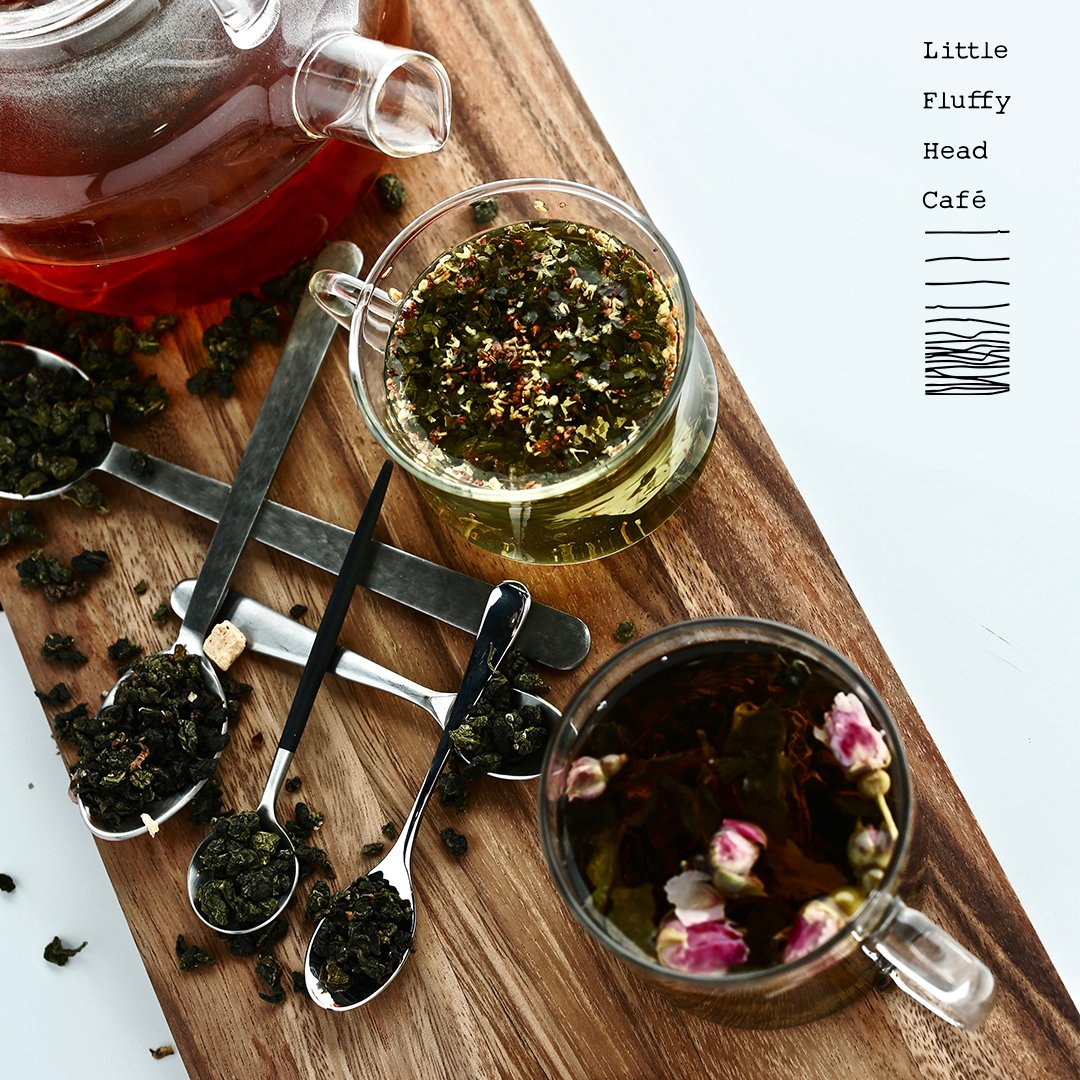 Little Fluffy Head Cafe offers many different flavors of oolong tea including rose, lychee, and peach. #littlefluffyhead #cheesetea