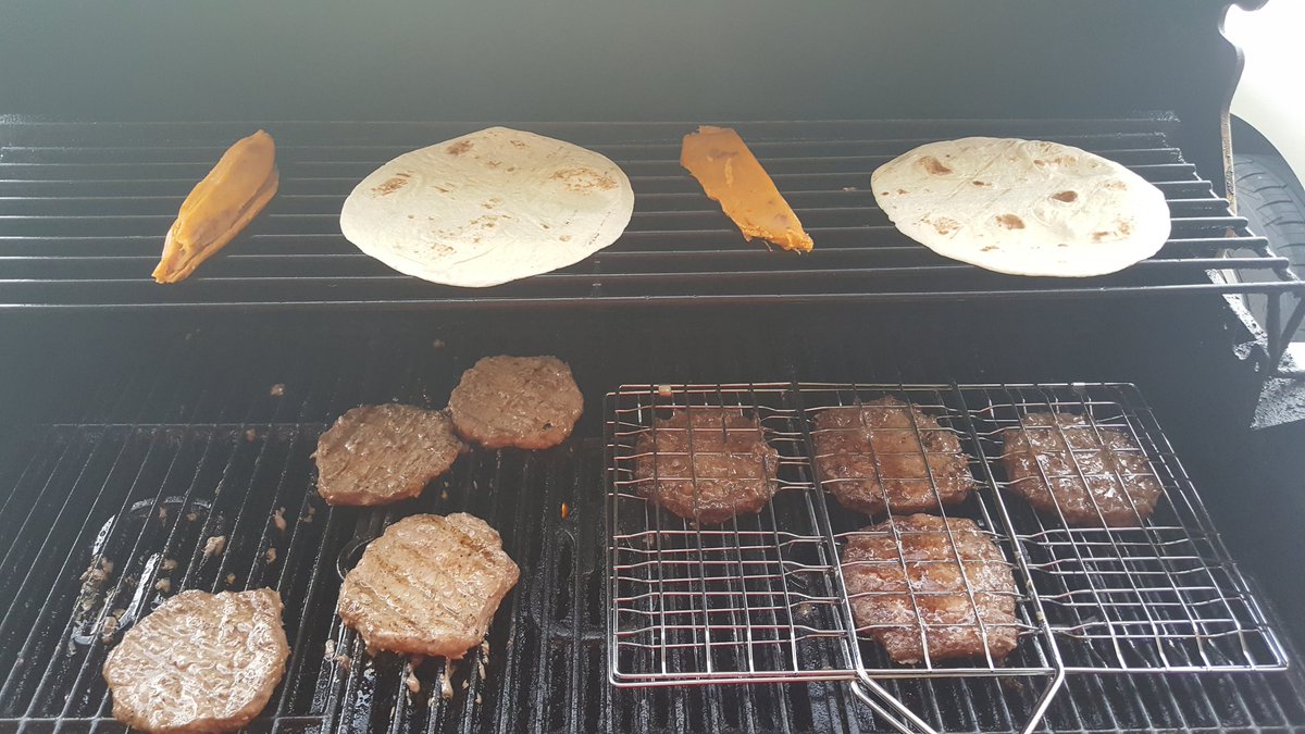 coachalvie's tweet photo. Burgers tamalrs, and tortillas 😎 gotta eat while the burgers cook #chefiamnot #fuscular #ILove2Eat #garagelifeisrealyo #lovetogrill https://t.co/AoWsMJRhbR
