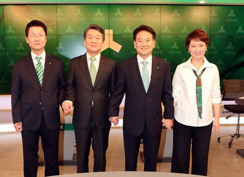 GObalnews's tweet image. [고발뉴스 브리핑] 9.5 신문을 통해 알게 된 이야기
김장겸, 당대표 전당대회때 안철수에게 ‘MBC가 도와줄 일 없느냐’ goo.gl/vzoEHK #고발뉴스