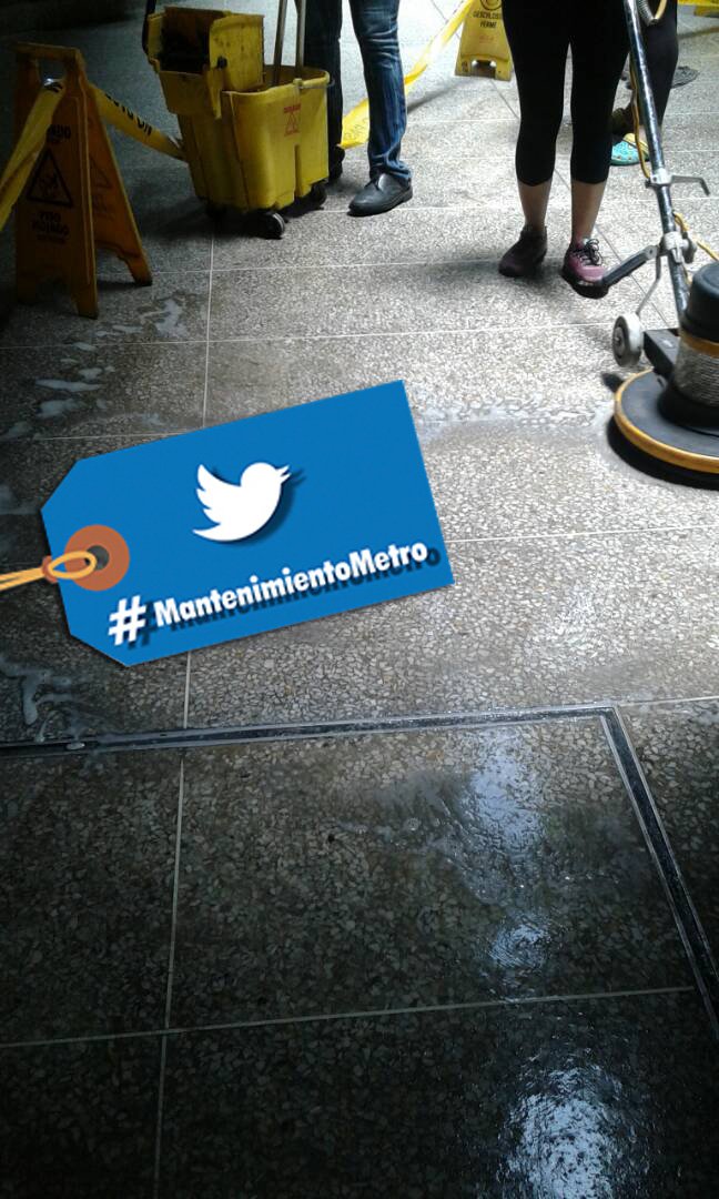 metro_caracas's tweet photo. Se realiza limpieza profunda y #MantenimientoMetro a estaciones y trenes de todo el @metro_caracas en el plan de #HumanizaciónDeLaGranCcs https://t.co/Z5ftpo2V55