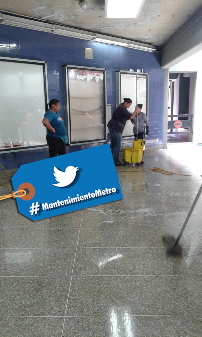 metro_caracas's tweet photo. Se realiza limpieza profunda y #MantenimientoMetro a estaciones y trenes de todo el @metro_caracas en el plan de #HumanizaciónDeLaGranCcs https://t.co/Z5ftpo2V55