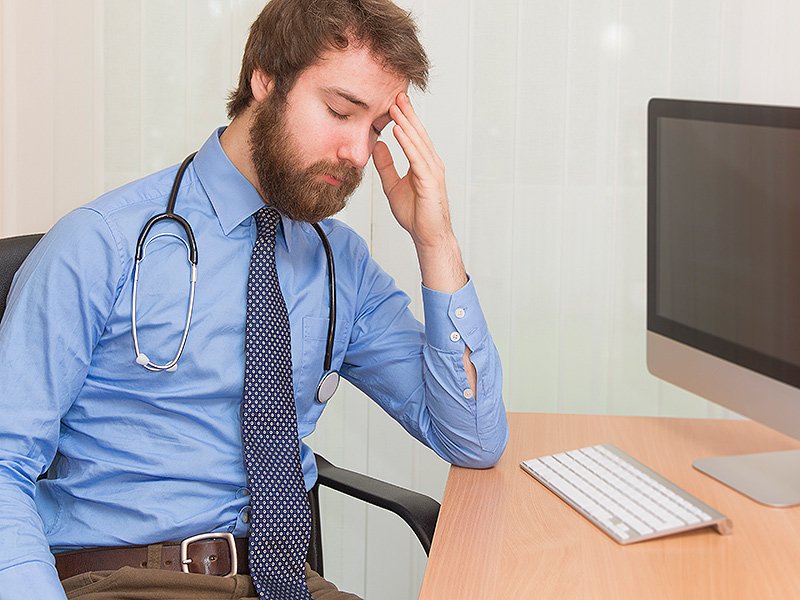 Medscape's tweet photo. Residents spend 1.7 hours daily with patients – and 5.2 hours using computers. https://t.co/na2n6HfmT1 https://t.co/vIGQqasnZP