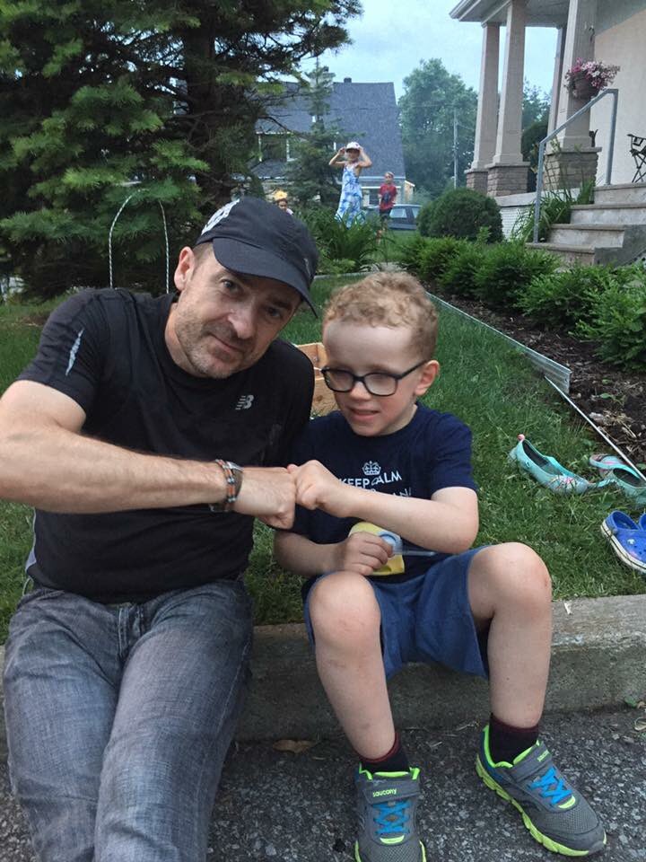 Cplz7K's tweet photo. Superbe rencontre avec Éric Clouâtre ultra-marathonien et ambassadeur de Québec @Cplz7K @simonlezebre #cplz #cause #run https://t.co/jSh20H1yAB