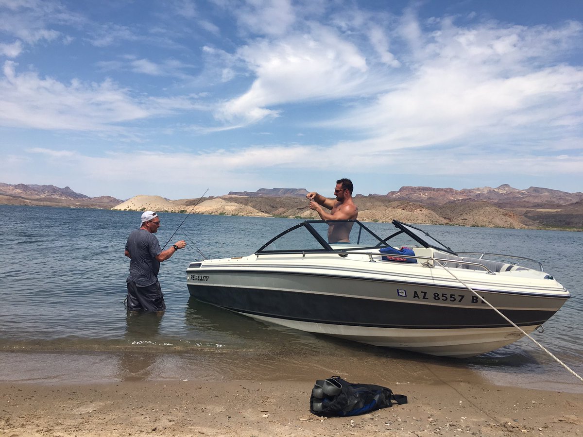 kmhensley's tweet photo. Yay for a beach day! Gotta love going out on the boat w/ family &amp; spending the day in beauty!❤️🙌🏾😁 #beachlife #laborday #beingafish #water❤️ https://t.co/Udy1557Fjm