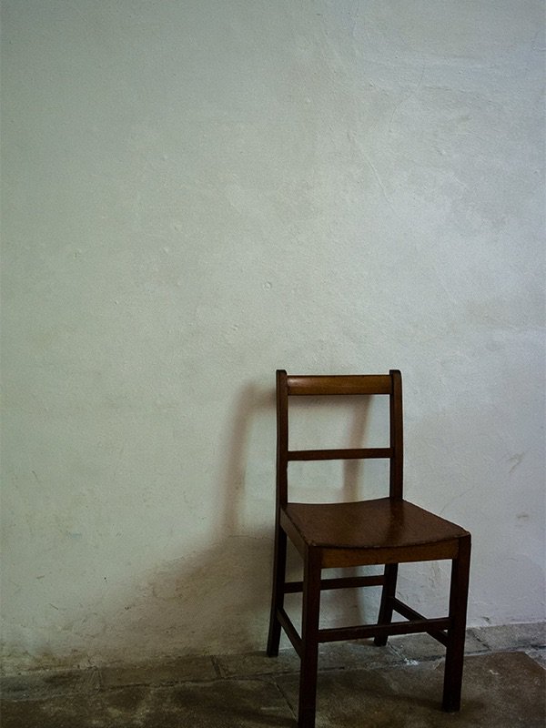 [意味深な椅子]の[おかしな所を探せ!]が分からない…。誰かやってみて！ #よくみると変な画像5 bit.ly/2fNKg4C