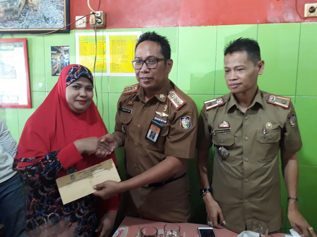 DinsosMKS's tweet photo. Penyerahan hadiah umroh yang terpilih waktu kegiatan Gerak jalan sehat dan Launching donasi peduli sosial lalu. https://t.co/kCAYAu9vS0