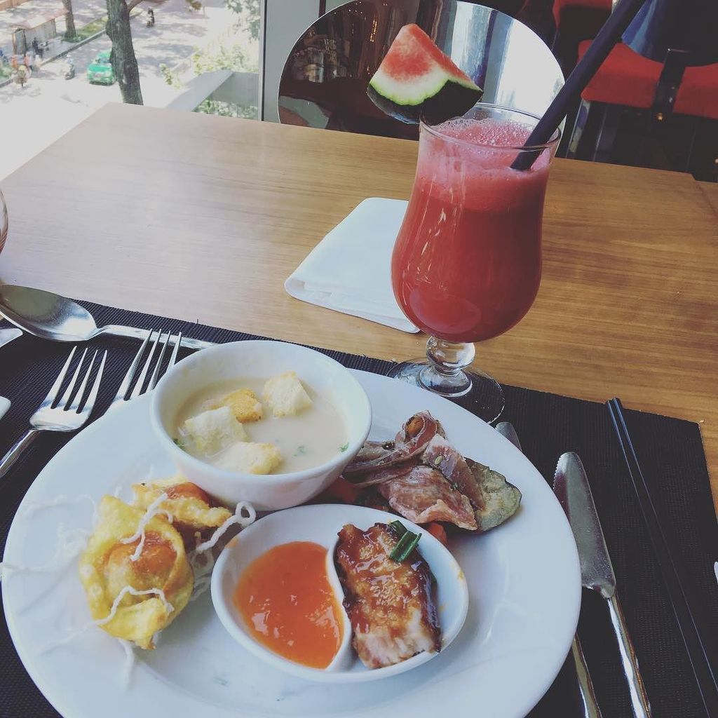 cheeseburglar's tweet photo. Saigon always treats me well. Only thing missing is @i.am.chibacca  slitting across the table from me! ...and also… https://t.co/rqXkloHuSU https://t.co/47OvgRAYwD