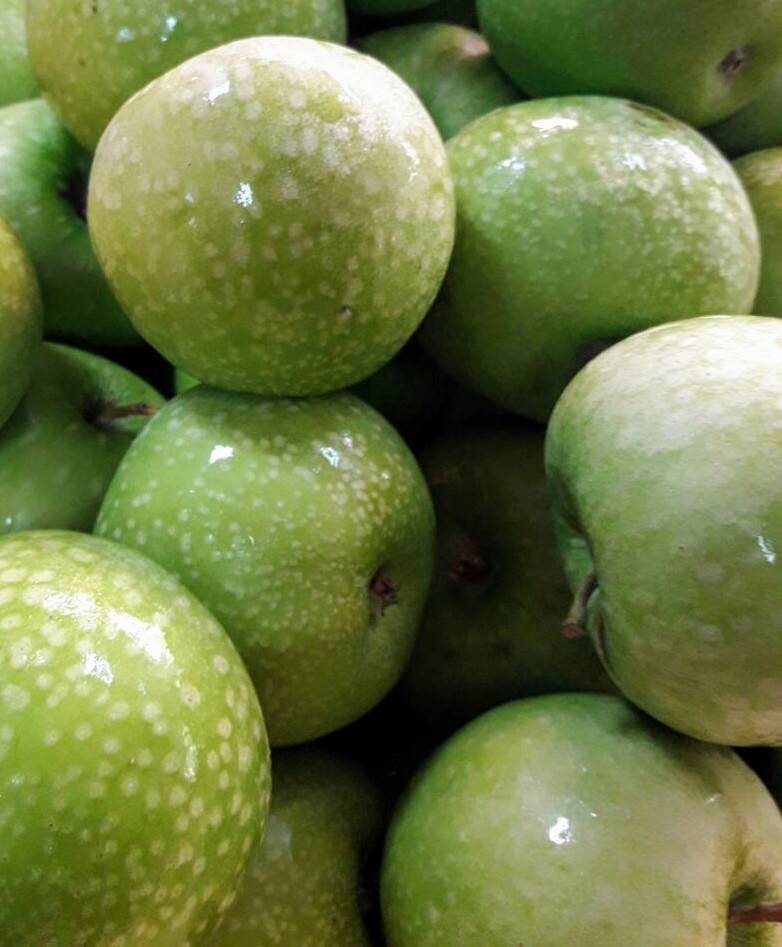 ShiitakeStCugat's tweet photo. Es temps de #pomes! 🍎🍏 Quina preferiu? Golden o Granny Smith? Les tenim totes dues a #ShiitakeSantCugat #fruitadeltemps #ecològic #SantCugat https://t.co/MKbNJeHGTj