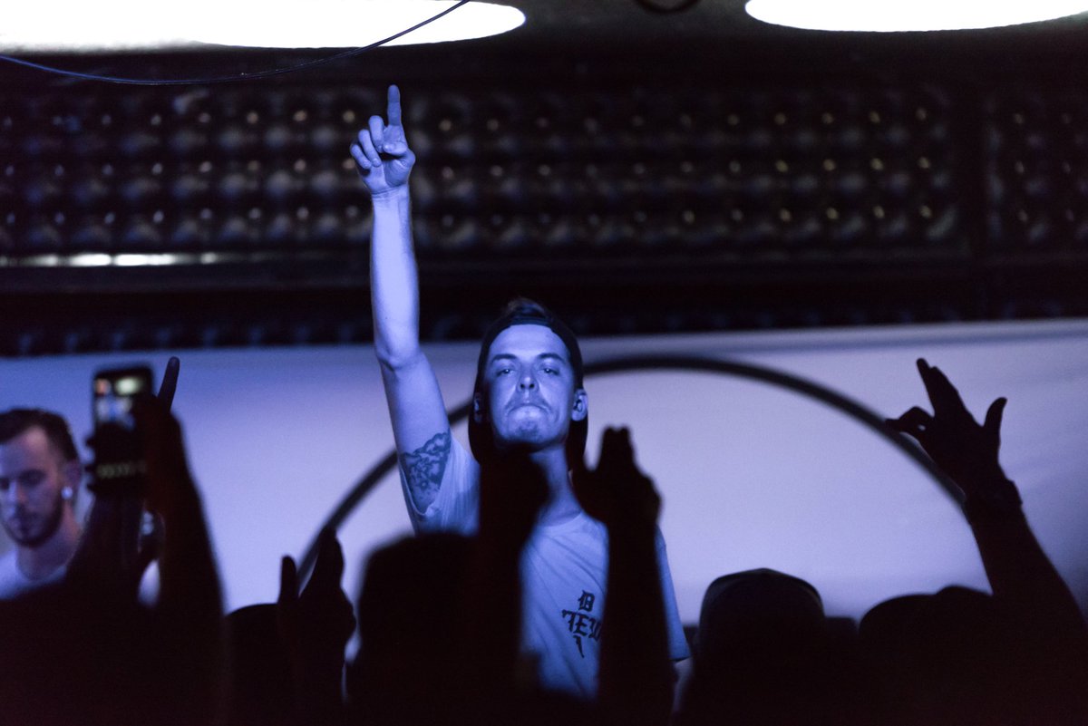 mikelynch76's tweet photo. @Grievesmusic @rhymesayers @casbahsandiego Learned a fun fact last night - @Grievesmusic lived in Ocean Beach for a while (2/3) https://t.co/qjH9vy5YZ3