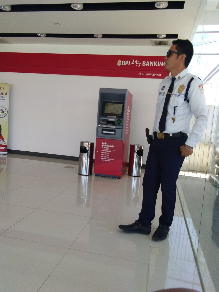 Saryong96's tweet photo. Im Having fun chitchating with this Security Guard! 😍😍 gwapo ni manoy 😘😘 di lang gwapo nakakainlove pa! 😅😅 #sekyo #jm #anulz #sarapngpinoy https://t.co/gHd54u5K1q