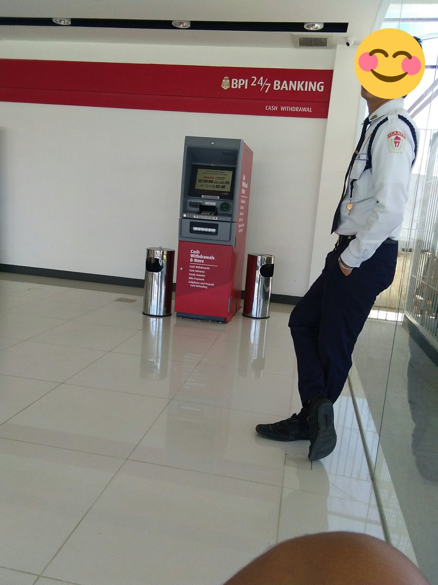 Saryong96's tweet photo. Im Having fun chitchating with this Security Guard! 😍😍 gwapo ni manoy 😘😘 di lang gwapo nakakainlove pa! 😅😅 #sekyo #jm #anulz #sarapngpinoy https://t.co/gHd54u5K1q
