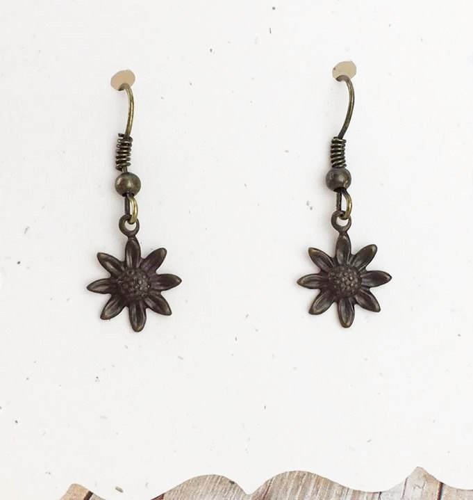 lemongemz's tweet photo. Brass Daisy Earrings - Daisy Charm Earrings - Brass Flower Earrings - Dangle Earrings - Brass https://t.co/COEYAbJ9Ox #promomyshop #wedding https://t.co/XzzWwOPfJP