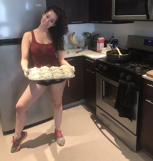 Baking some mini pies today! 🍴 https://t.co/2YkuSzqKvJ