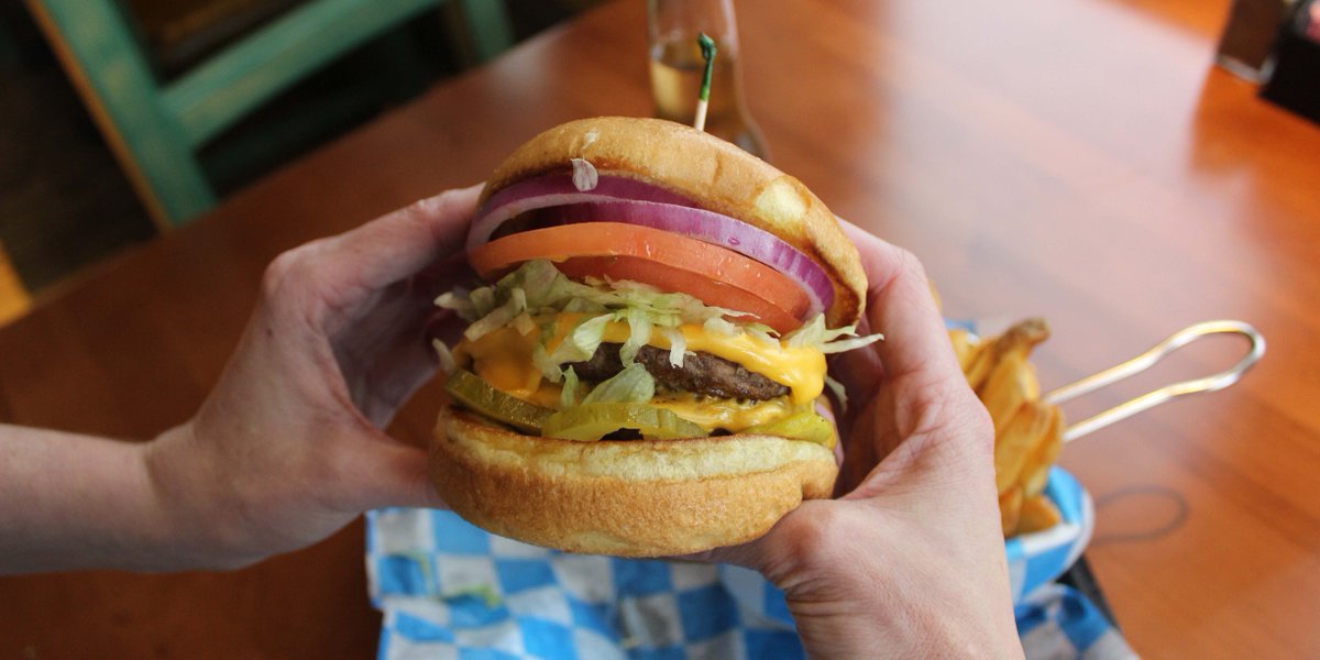 AmeristarVI's tweet photo. Let #Bellas take a bite out of those late night cravings. We're open until midnight! #LateEats https://t.co/w0sH4W62n5