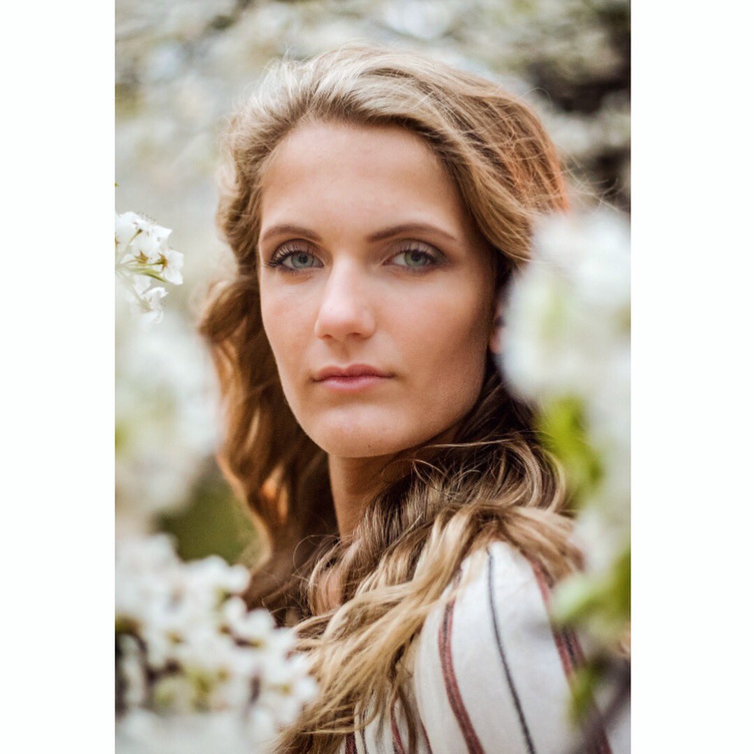BrandonMclemor's tweet photo. She's a flower with that smile, but those thorns are still beneath. 💮 https://t.co/0xhaGP6yc8