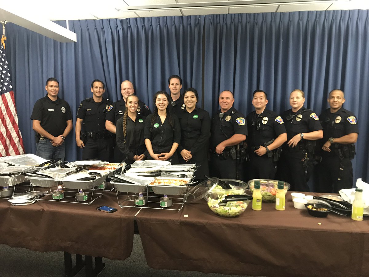 haylie_slater's tweet photo. @olivegarden #OGLaborDay #OliveGardenEmployee special thank you to the Orange Police Department for all your service to our community! https://t.co/ZcTmm0ojeI