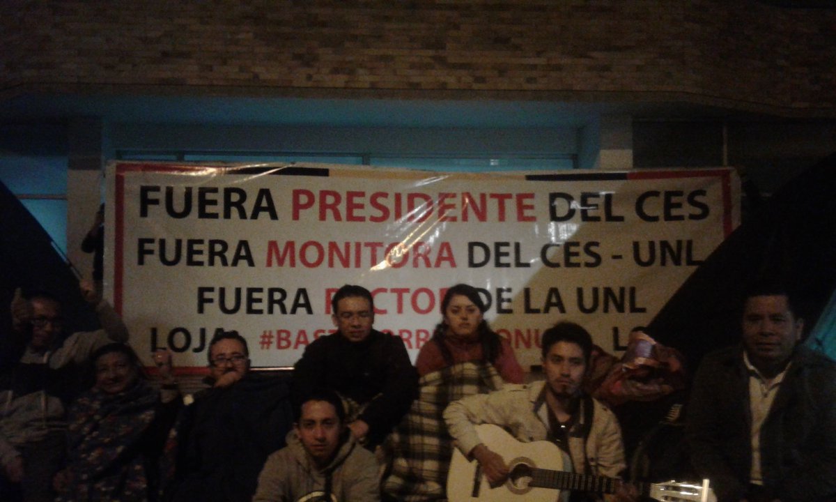 verdad_unl's tweet photo. Aquí estamos esperando a @esantos1957. Nosotros no huimos como él la última vez que fue a Loja #SantosHastaCuando https://t.co/yjMIPxniei