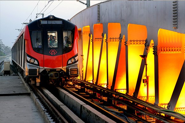 DDNewslive's tweet photo. Home Minister @rajnathsingh and UP CM @myogiadityanath will jointly inaugurate the 8.5-kilometer first phase of #LucknowMetro today https://t.co/IEkJxRyOxe
