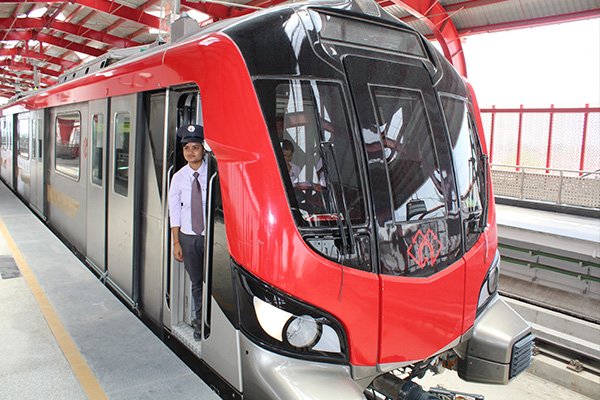 DDNewslive's tweet photo. Home Minister @rajnathsingh and UP CM @myogiadityanath will jointly inaugurate the 8.5-kilometer first phase of #LucknowMetro today https://t.co/IEkJxRyOxe