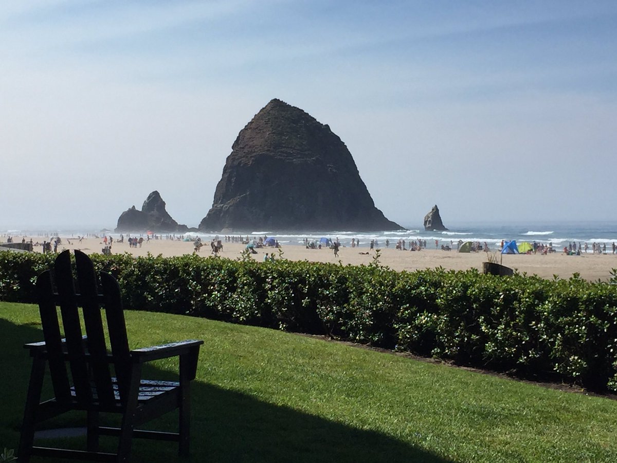 Fantastic weekend break <a href="/surfsandresort/">Surfsand Resort</a> in Cannon Beach staying just steps from Haystack Rock with stunning coastline views! #Oregon 🌊☀️⛱