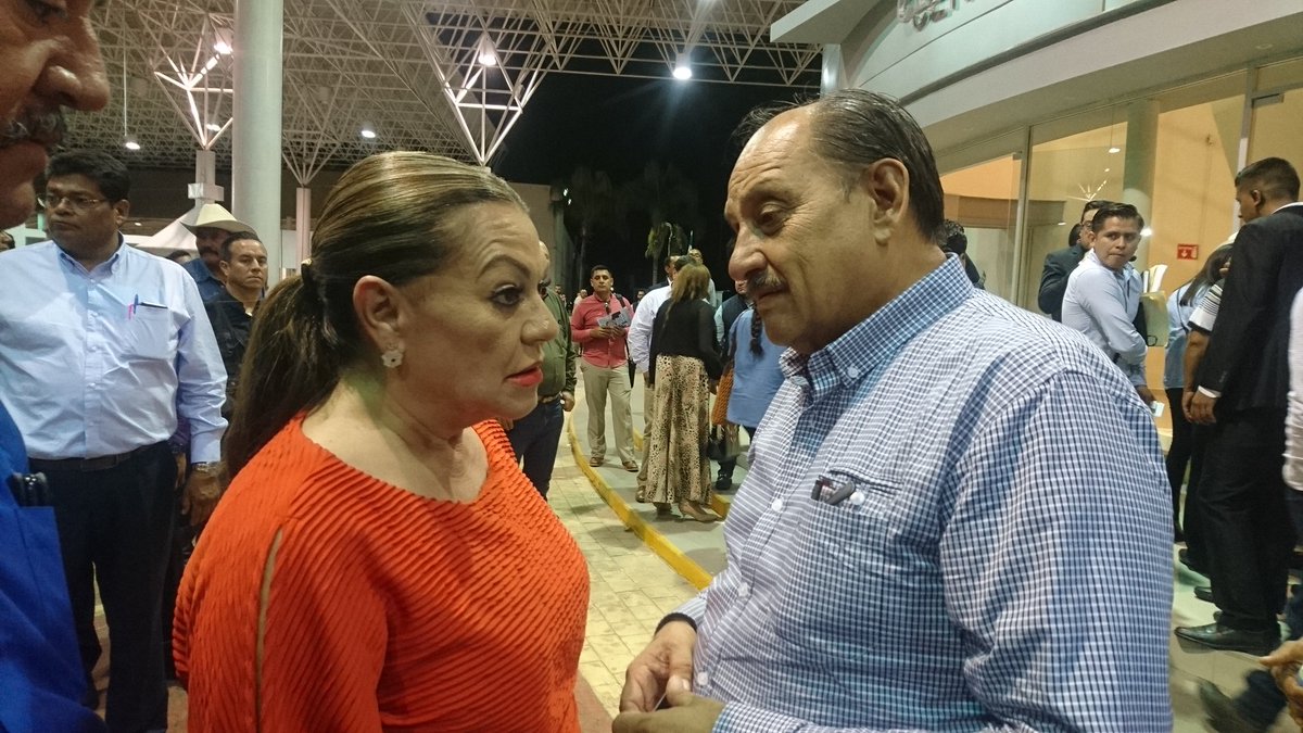 drdelrivero's tweet photo. Un gran gusto a saludar a los padrinos Gobernador @AispuroDurango y Alcaldesa @LetyHerreraAle de la Sección 188 en #1InformeDgo https://t.co/z2iQxurx8h