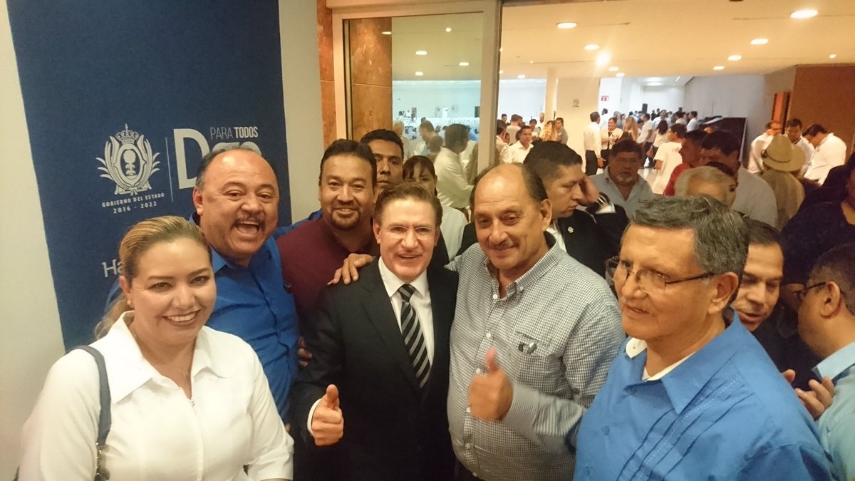 drdelrivero's tweet photo. Un gran gusto a saludar a los padrinos Gobernador @AispuroDurango y Alcaldesa @LetyHerreraAle de la Sección 188 en #1InformeDgo https://t.co/z2iQxurx8h