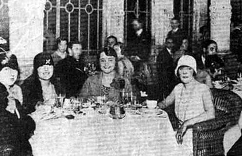 justiseiguerman's tweet photo. #CDCsectorespopulares decada del 30. Clubes de barrio: bailes entre hombres y mujeres; almuerzos en familia y amigos https://t.co/bGcl0jNLQd