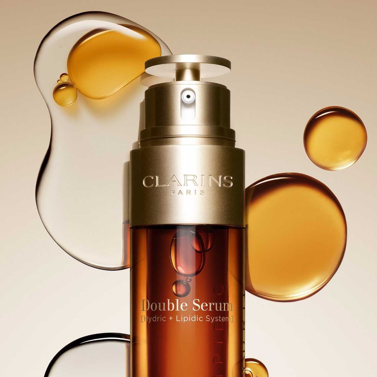 ClarinsCanada's tweet photo. La jeunesse n'a pas d'âge, elle a un Double Serum. Découvrez notre traitement anti-âge le plus complet ici : https://t.co/rAvky3bTdM https://t.co/A3Hp0SmbBL