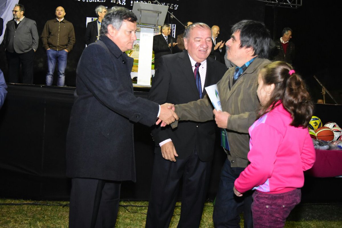 IPDUV's tweet photo. #Ahora acompañamos al Gob. @domingopeppo en acto por 73 Aniversario de #LagunaLimpia  #EntregaDeTítulos @ChacoGobierno https://t.co/AXZSuIP0Mj