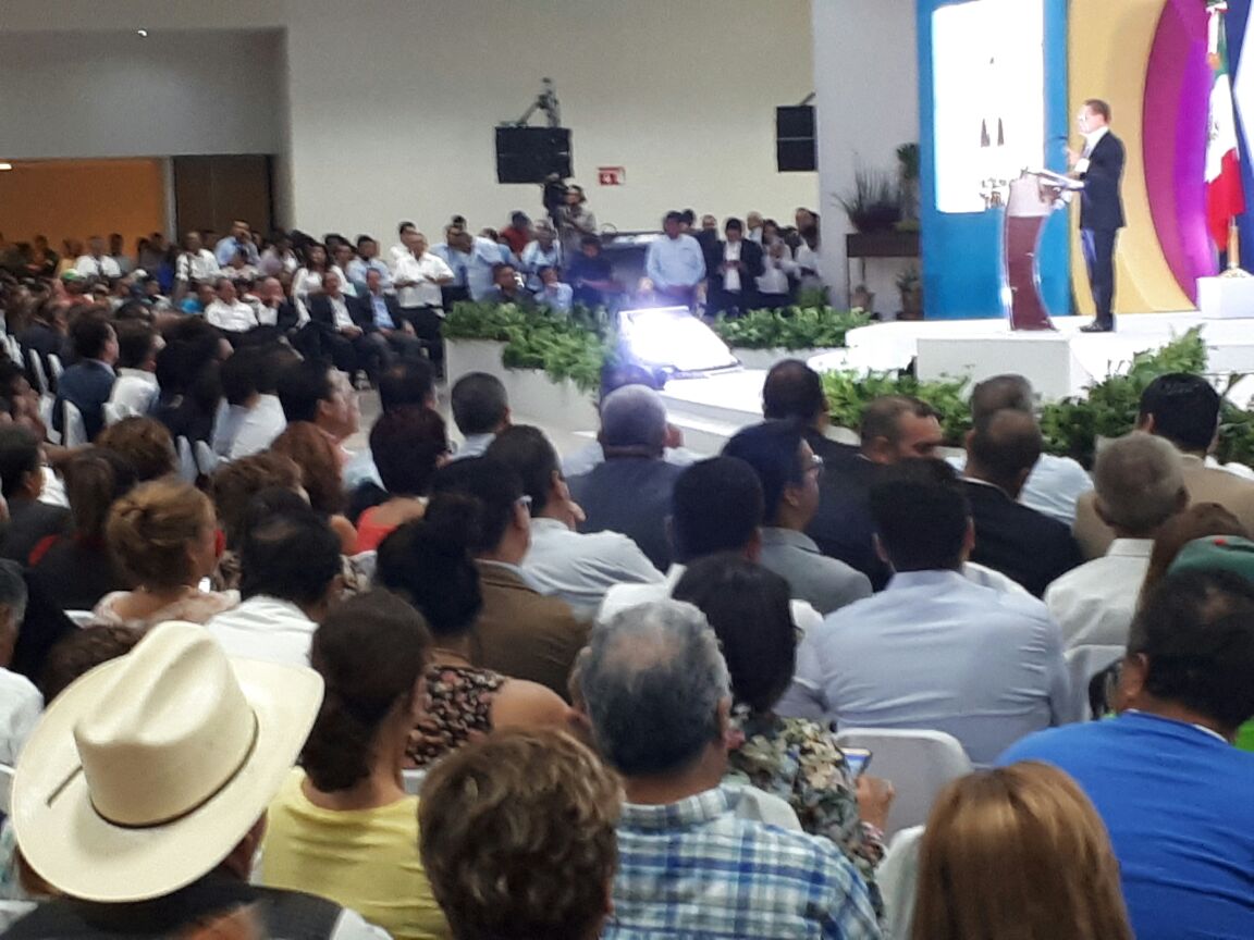 iceddgo's tweet photo. Nuestro Gobernador @AispuroDurango rindiendo su #1InformeDgo en la #RegiónLaguna. #ElCambioLoHacemosTodos #Durango #Cultura https://t.co/DlwBKjr1tg