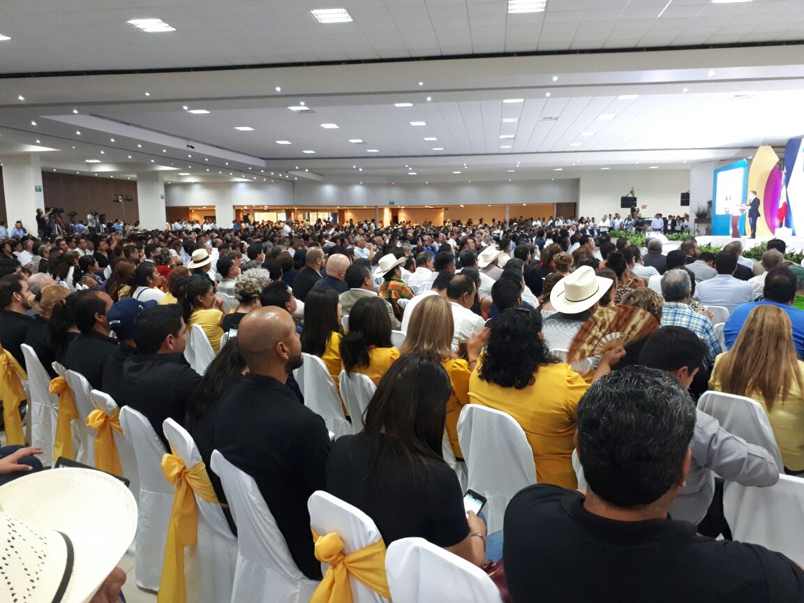 iceddgo's tweet photo. Nuestro Gobernador @AispuroDurango rindiendo su #1InformeDgo en la #RegiónLaguna. #ElCambioLoHacemosTodos #Durango #Cultura https://t.co/DlwBKjr1tg