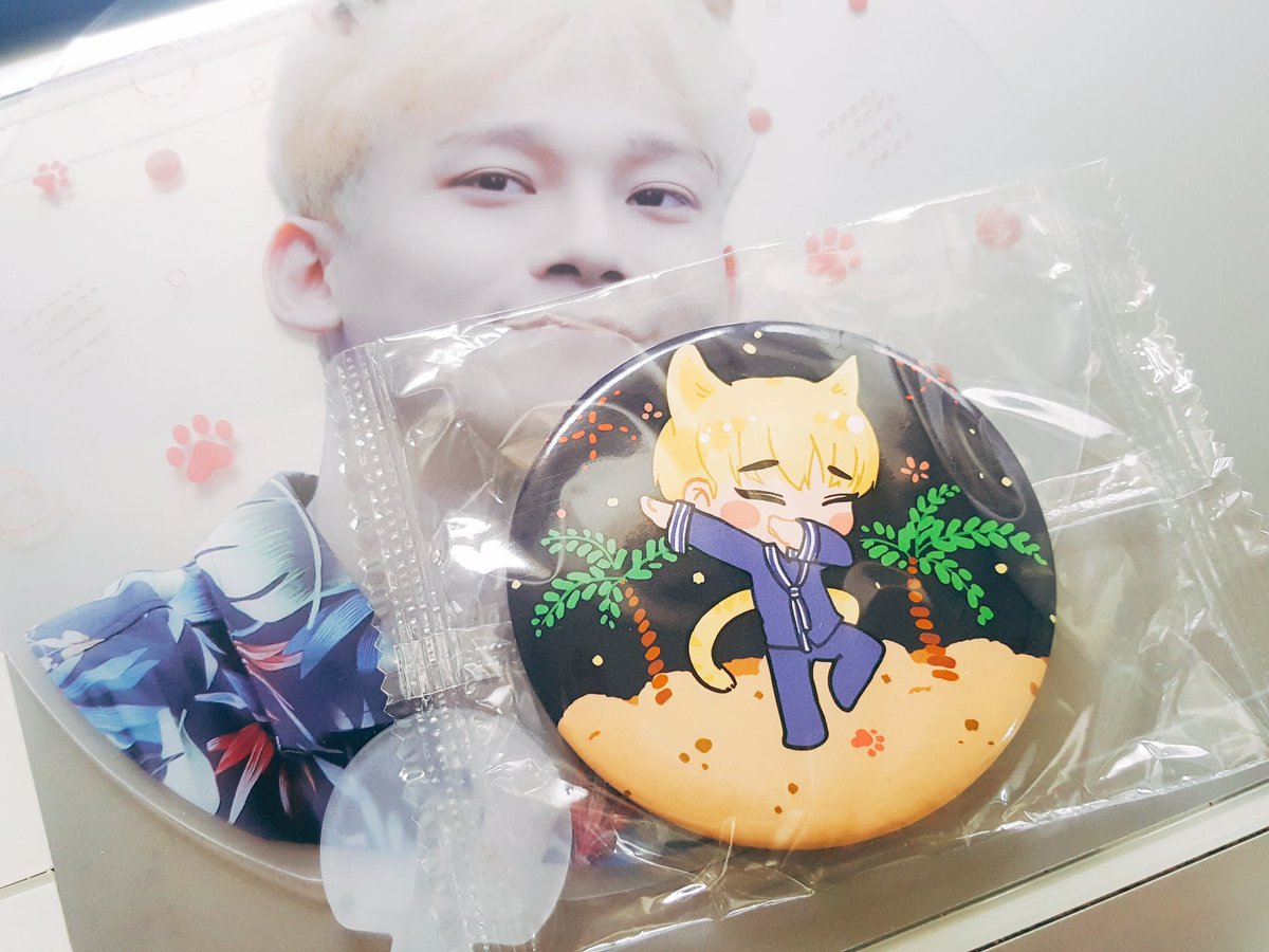 순애보님 거울굿즈 도와드렸습니다. 
포인트는 냥발자국🐾