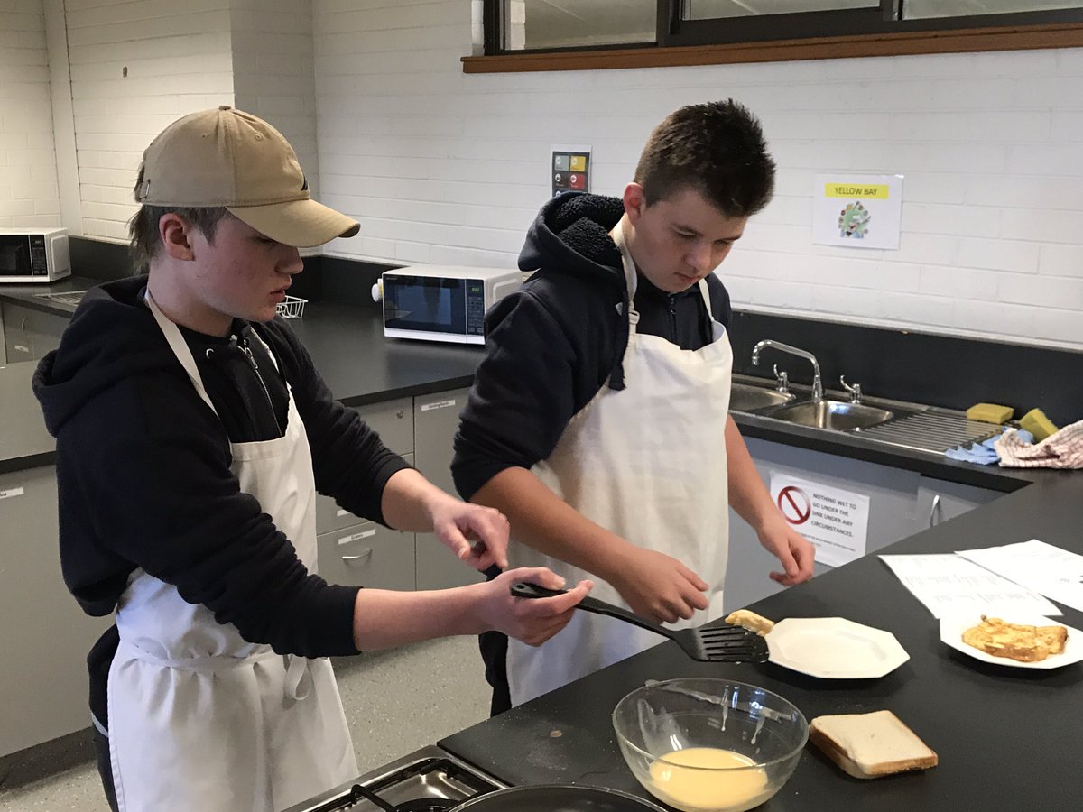 MrStirling3's tweet photo. Stage 4 Life Skills cooking up some delicious French toast! 
@SarahRedfernHS #lovemyjob https://t.co/CQFxfNiKhO