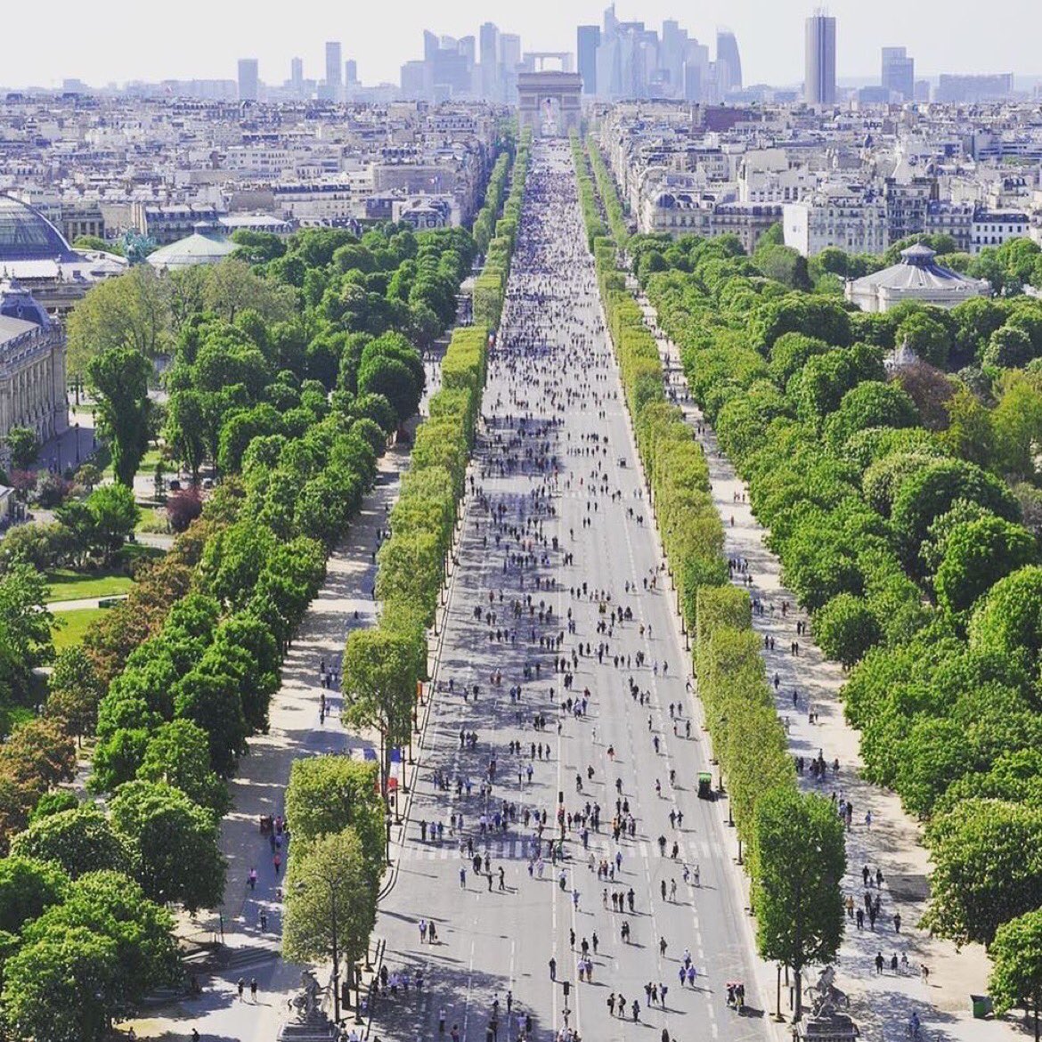 BrentToderian's tweet photo. Car-free day on the Champs-Élysées. It's officially about pollution, but its really about making a wonderful city even better. #Paris https://t.co/hh2e7tYg0O