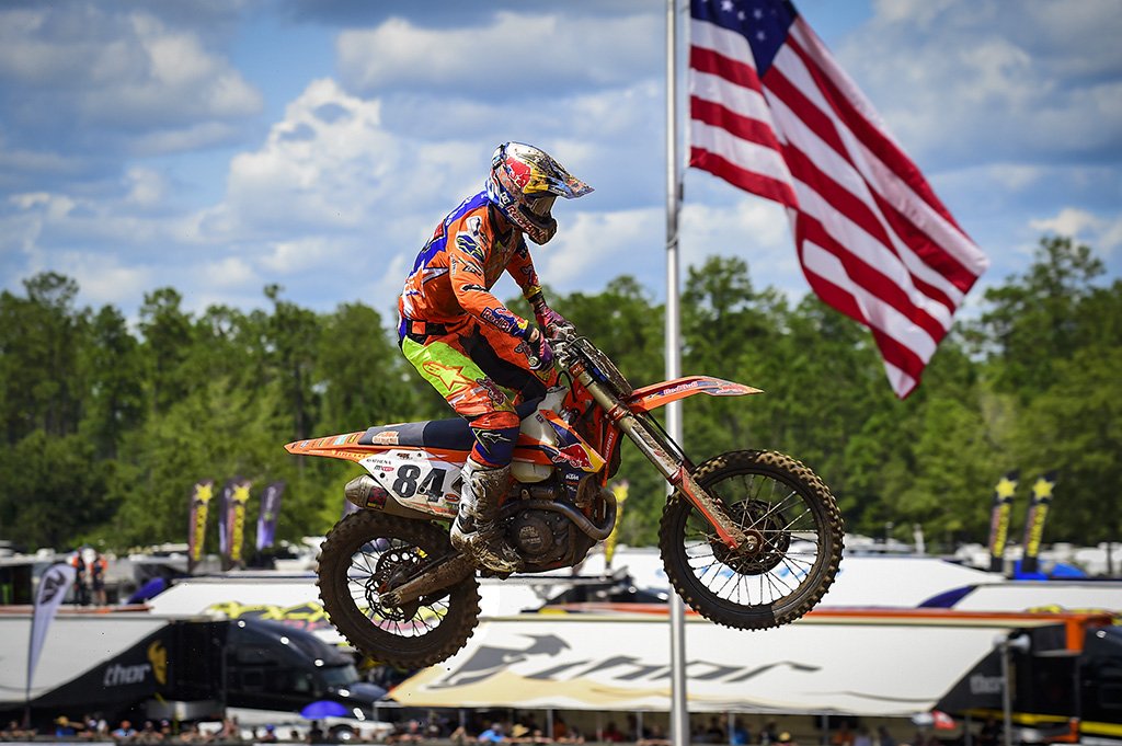 FuelUniverseTV's tweet photo. Herlings y Hampshire dominan el GP de EE.UU. en Florida || https://t.co/cqFZhhbGr2 ||
#MXGPUSA #JeffreyHerlings #RJHampshire https://t.co/1OiEcZ0msF