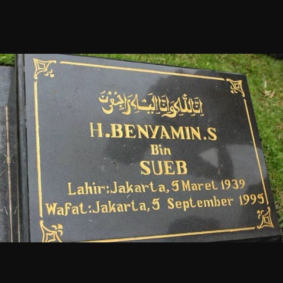 KojekRapBetawi's tweet photo. 22 tahun Bang Ben dalam kenangan setaun lalu bareng Bang @RamliRizal ziarah makam Babe https://t.co/ReHzUgCAPa