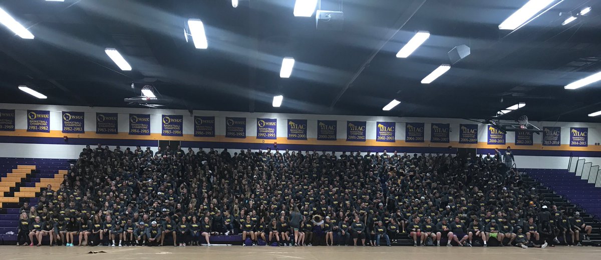 UWSP_AD's tweet photo. PRIDE & TRADITION! Tonight we welcome back the POINTERS!!! Thanks @PointDawgPound and @UWSP_SGA! It's going to be a great year!#proudpointer https://t.co/nvSeTT4bIn