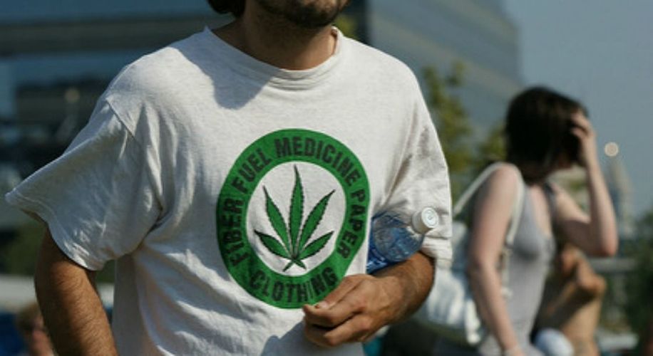 MERRYJANE's tweet photo. California Legislators Defeat Proposal to Ban Cannabis Advertising on Clothing: https://t.co/MOiRMKGruW 🌿👕 https://t.co/LFgnQPpEVp