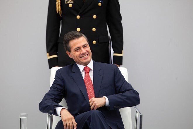 epigmenioibarra's tweet photo. Premonitoria resultó la escenografía
Un sarcófago faraónico para un hombre banal y diminuto al que dan la puntilla con #LaEstafaMaestra https://t.co/6M5J3aKf8U