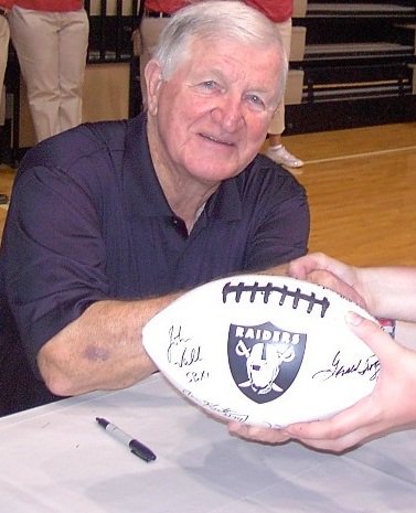 BlackFoxRaider's tweet photo. Quarterback, kicker, Raider. The Great George Blanda. #PFHOF06 #ARaiderLife https://t.co/dGdfBy14Ai