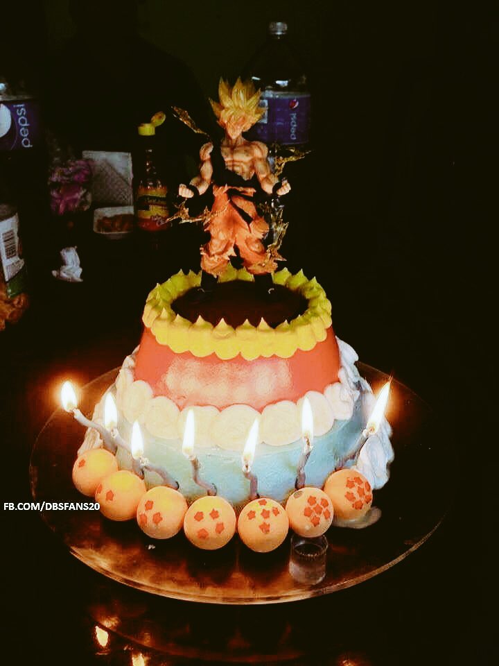 VRDvrdVRD's tweet photo. -Aquí está el pastel de cumpleaños
-Órale, está padre. ¿Cuantos años cumple tu hijo? 
-¿Hijo? 🤔
😂😉😃 jejeje
#FanDeDragonBall @DragonBallMXOf https://t.co/A1h8yJAVN7