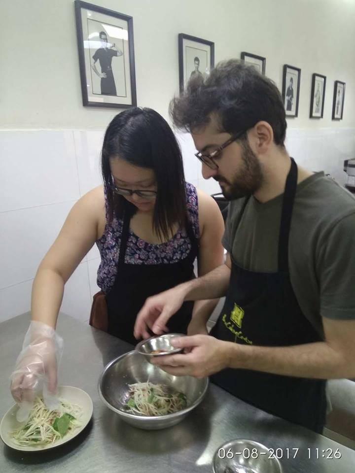 HanoiCooking's tweet photo. What is the similarity between these couples? https://t.co/1uFVRTQGc0