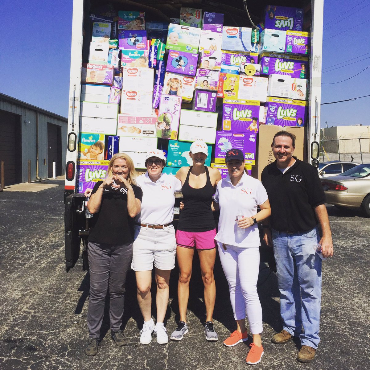 SKGTexas's tweet photo. SKG team members loaded over 100,000 diapers donated from @honest and 50,000 more community donations. #HurricaineHarvey #skg https://t.co/9bR50yObKa