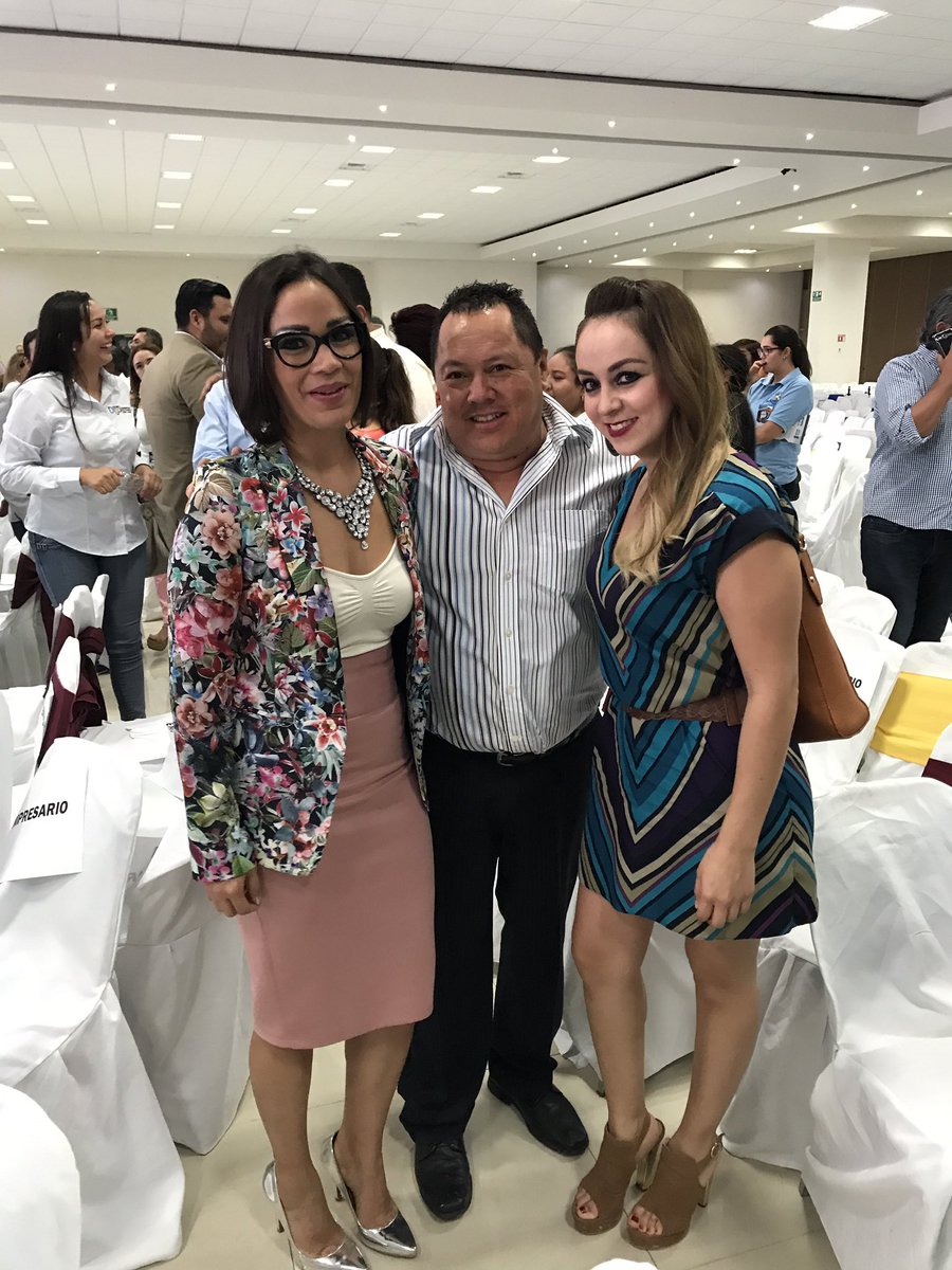 Alonso_Blancas's tweet photo. Como siempre un placer estar en los mejore Eventos Areli Nahoul y Lorely #1erInformeDeGobierno #Durango2017 Felicidades @AispuroDurango https://t.co/urJZzVjIlZ