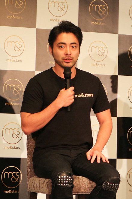 fashionsnap's tweet photo. 山田孝之、著名人起用したライブ動画のEコマース会社をトランスコスモスと立ち上げ https://t.co/cBM5zMi4Ad #山田孝之 #meandstars https://t.co/iZIdAIbrsX
