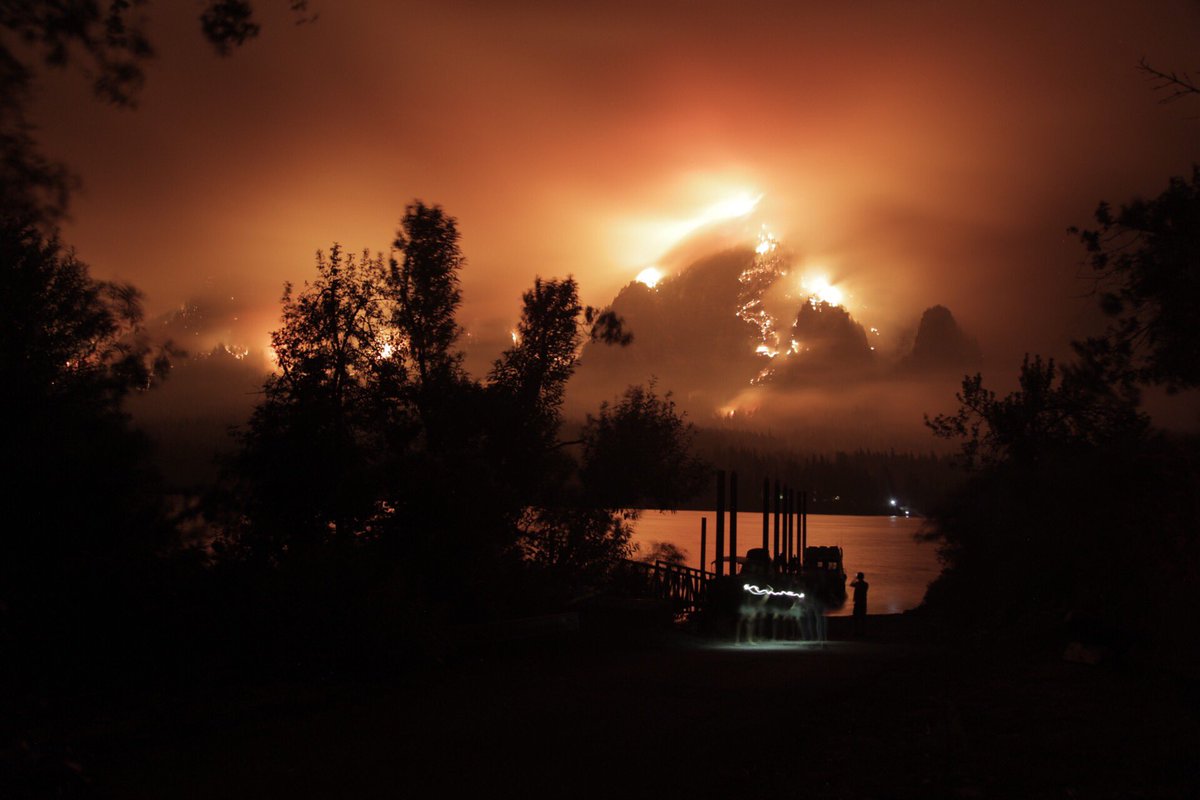 aidanswalt's tweet photo. Wildfire tearing through the Oregon hills, still at 0% containment. View from Beacon rock. #oregonfires #KGWNews https://t.co/ULJppaTxnY