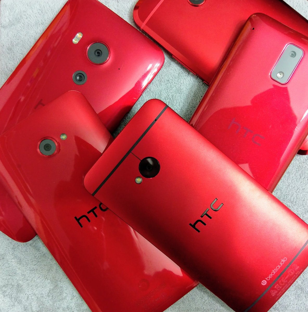 HTCFansHK1's tweet photo. 當天紅控的我，手郤拿U11 Amazing Sliver

@HTCJapan Butterfly is best

#Red #HK #HTC
#J #Butterfly #Butterfly3 #HTCOne #HTC10 https://t.co/53Rx2kp1HD